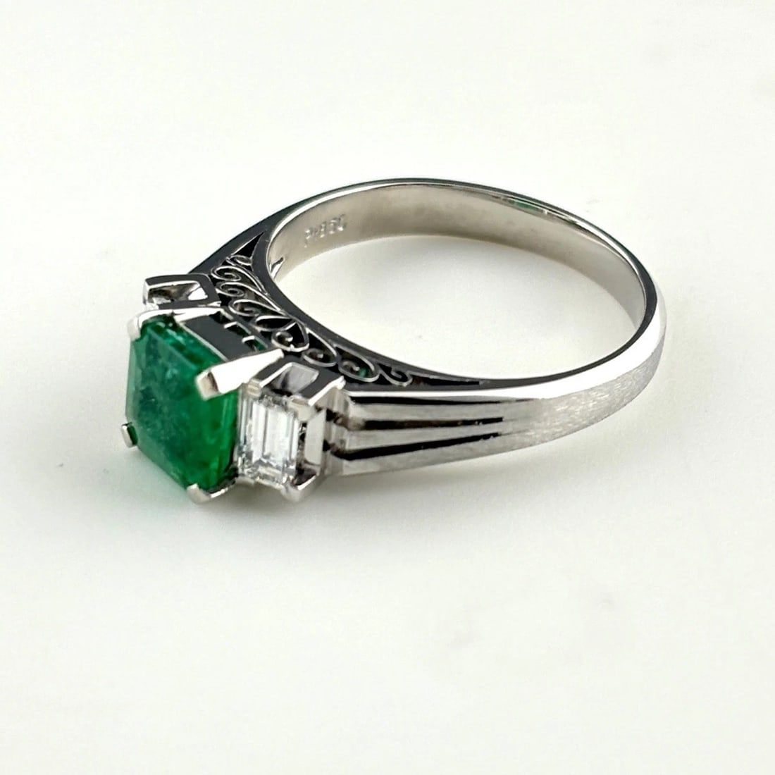 EMERALD DESIGN RING PLATINUM: emerald design ring Platinum Brand: Unbranded Type/Style: Ring Material: Pt850, Main Stone Emerald Color: Silver Size: US 5.5 Accessories: None Accessories Notice: When purchasing pre-owne