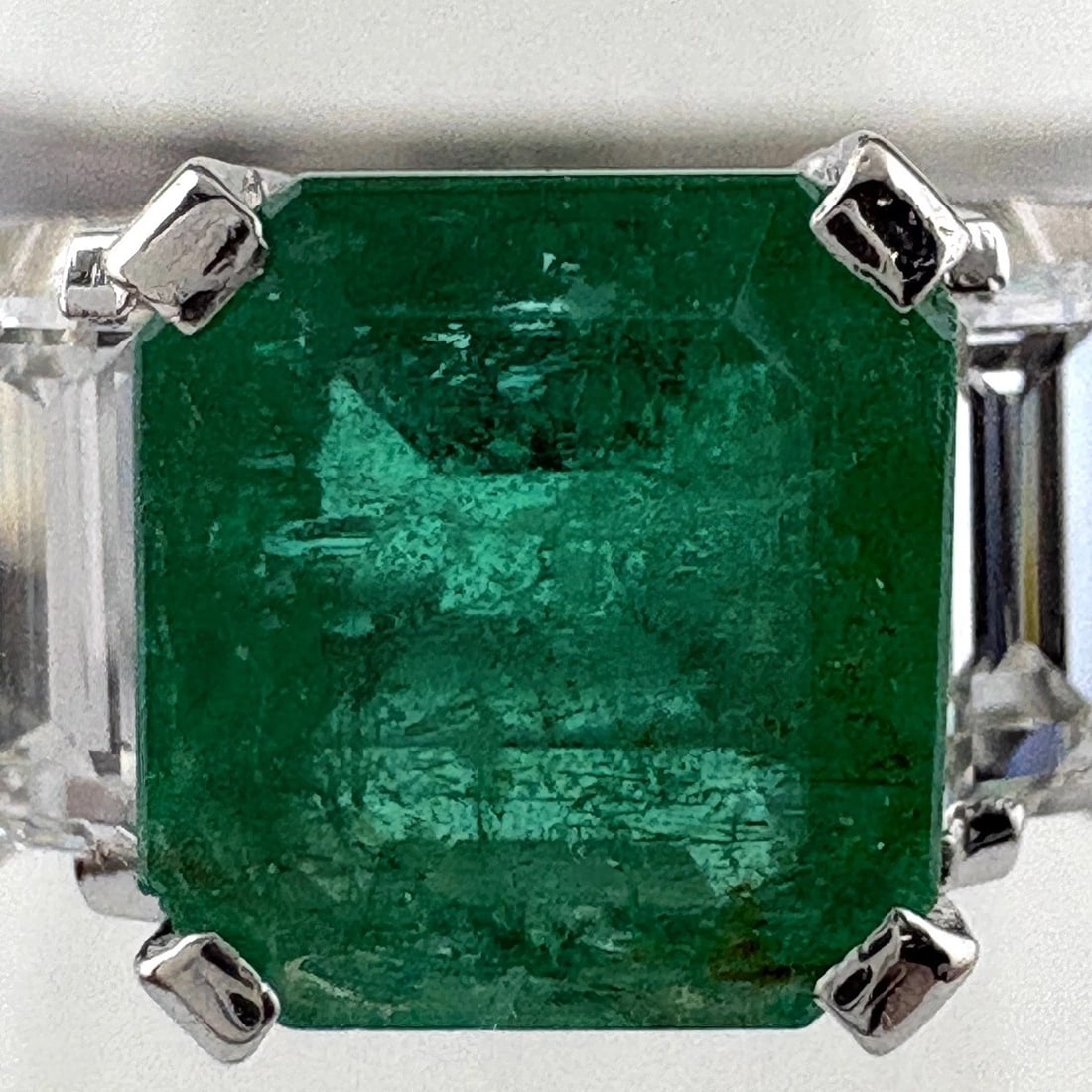 EMERALD DESIGN RING PLATINUM - 2