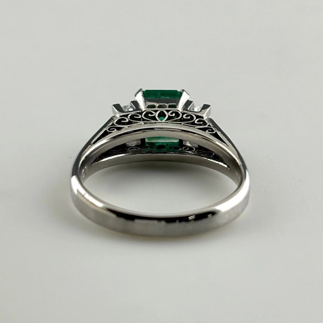 EMERALD DESIGN RING PLATINUM - 3