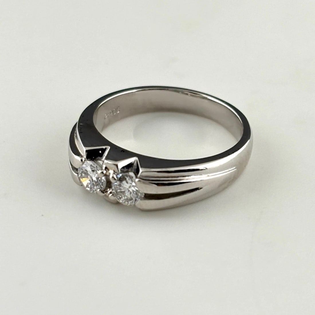 MELEE DIAMOND DESIGN RING: melee diamond design ring Brand: Unbranded Type/Style: Ring Material: Pt900, Main Stone Natural Color: Silver Size: US 5 Accessories: None Accessories Notice: When purchasing pre-owned goods, please