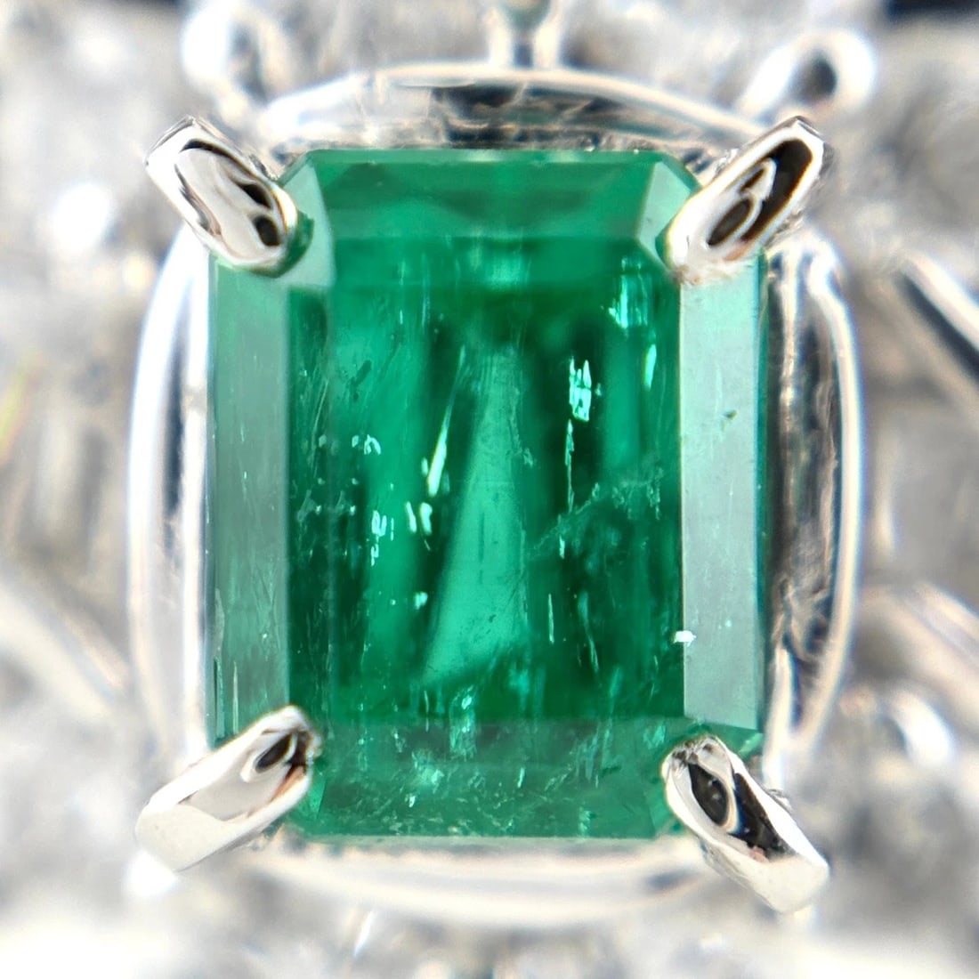 EMERALD DESIGN PLATINUM RING - 2