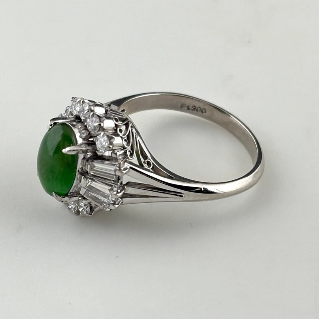 JADE DESIGN PLATINUM MELEE DIAMOND RING: jade design Platinum melee diamond ring Brand: Unbranded Type/Style: Ring Material: Pt900, Main Stone Jade Color: Silver Size: US 6 Accessories: None Accessories Notice: When purchasing pr