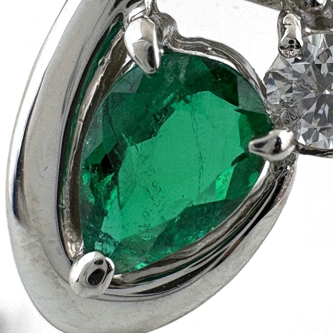 EMERALD DESIGN RING PLATINUM - 2