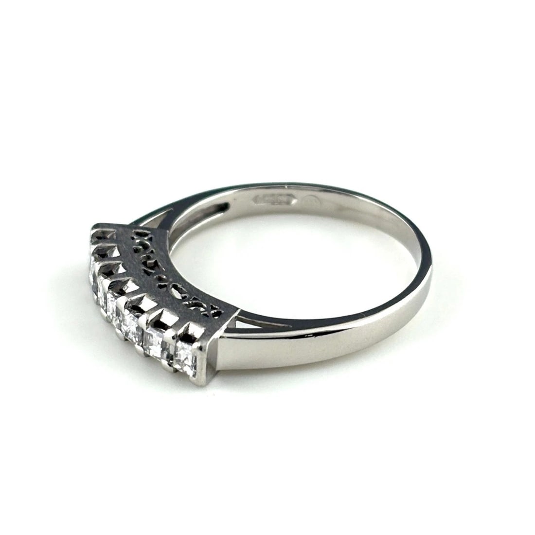 MELEE DIAMOND DESIGN RING: melee diamond design ring Brand: Unbranded Type/Style: Ring Material: Pt900, Main Stone Natural Color: Silver Size: US 7 to 7.5 Accessories: None Accessories Notice: When purchasing pre-owned goods,