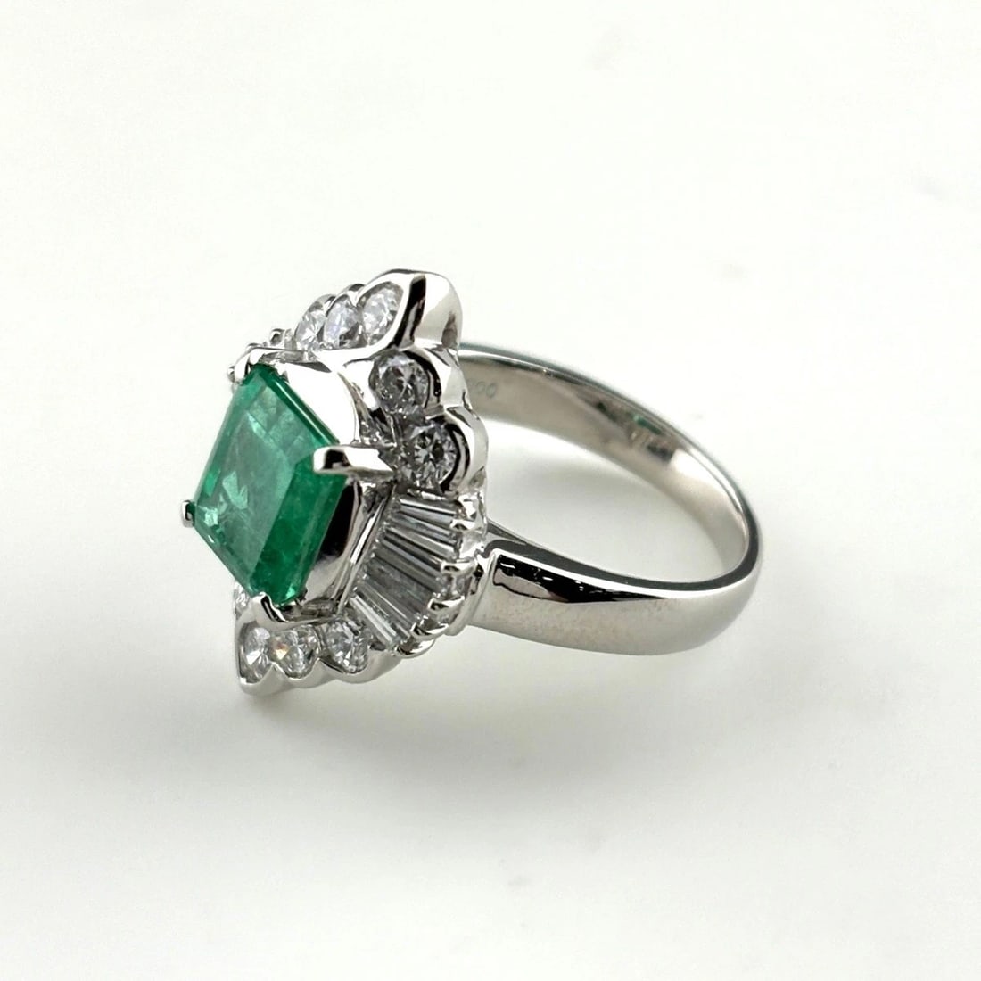 EMERALD DESIGN RING PLATINUM: emerald design ring Platinum Brand: Unbranded Type/Style: Ring Material: Pt900, Main Stone Emerald Color: Silver Size: US 5 to 5.5 Accessories: None Accessories Notice: When purchasing pre-owned