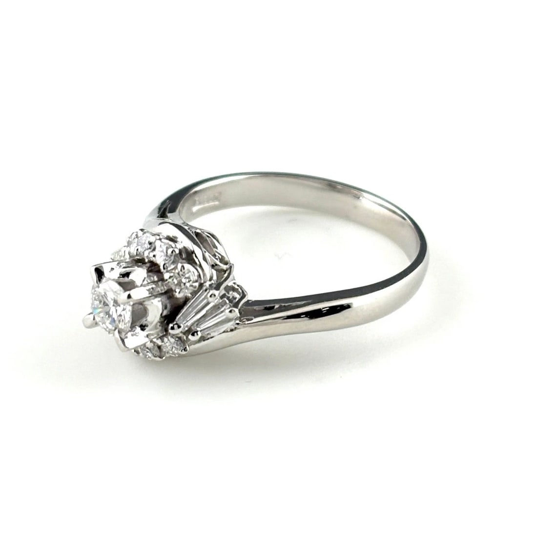 DIAMOND DESIGN RING PLATINUM: diamond design ring Platinum Brand: Unbranded Type/Style: Ring Material: Pt900, Main Stone Natural Color: Silver Size: US 6 Accessories: None Accessories Notice: When purchasing pre-owned goods,