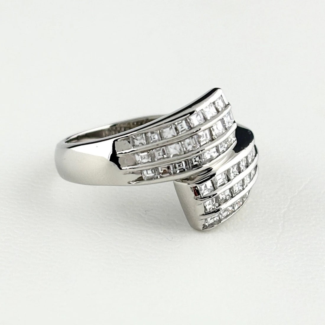 MELEE DIAMOND DESIGN RING: melee diamond design ring Brand: Unbranded Type/Style: Ring Material: Pt900, Main Stone Natural Color: Silver Size: US 6.5 to 7 Accessories: None Accessories Notice: When purchasing pre-owned goods,
