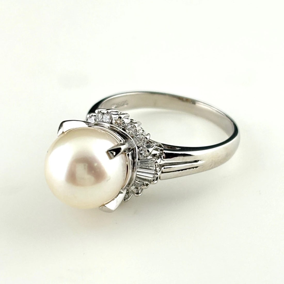 PEARL DESIGN PLATINUM RING: pearl design Platinum ring Brand: Unbranded Type/Style: Ring Material: Pt900, Color: Silver Size: US 7 to 7.5 Accessories: None Accessories Notice: When purchasing pre-owned goods, please refer to