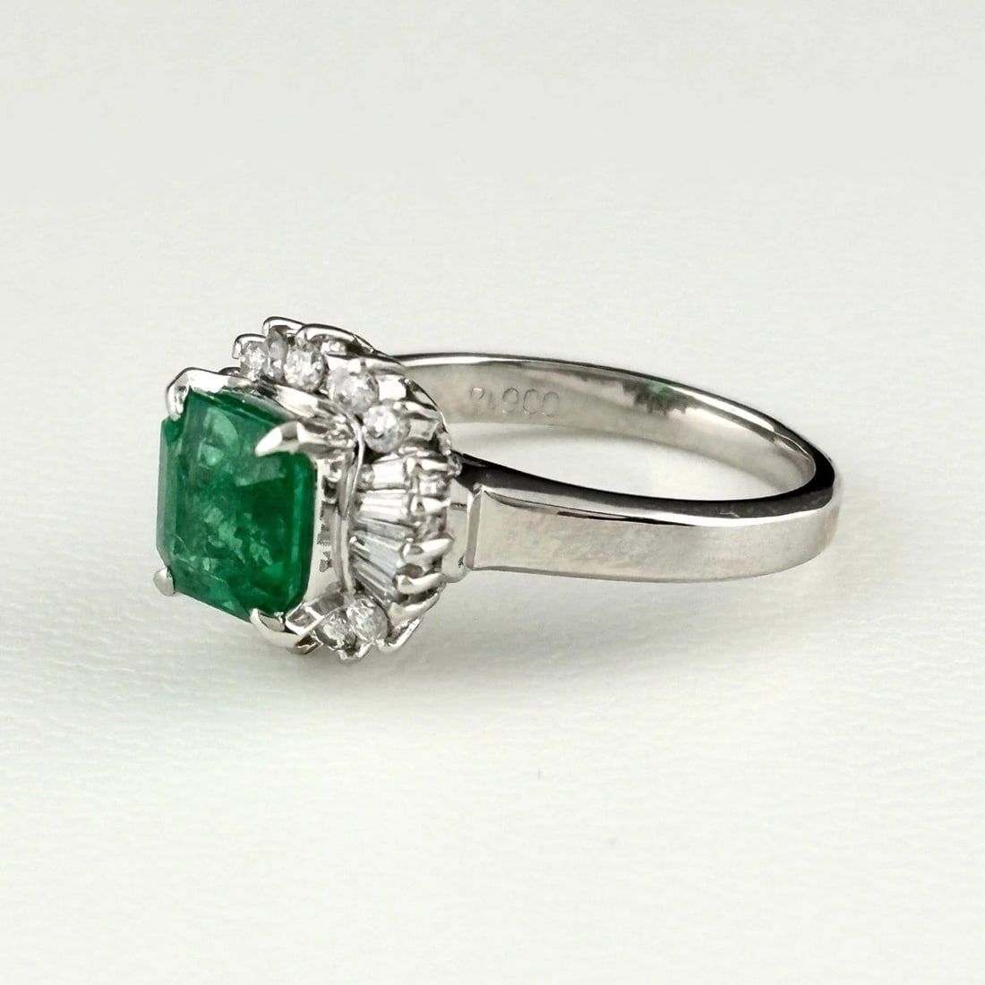 EMERALD DESIGN RING PLATINUM: emerald design ring Platinum Brand: Unbranded Type/Style: Ring Material: Pt900, Main Stone Emerald Color: Silver Size: US 5 Accessories: None Accessories Notice: When purchasing pre-owned goods,