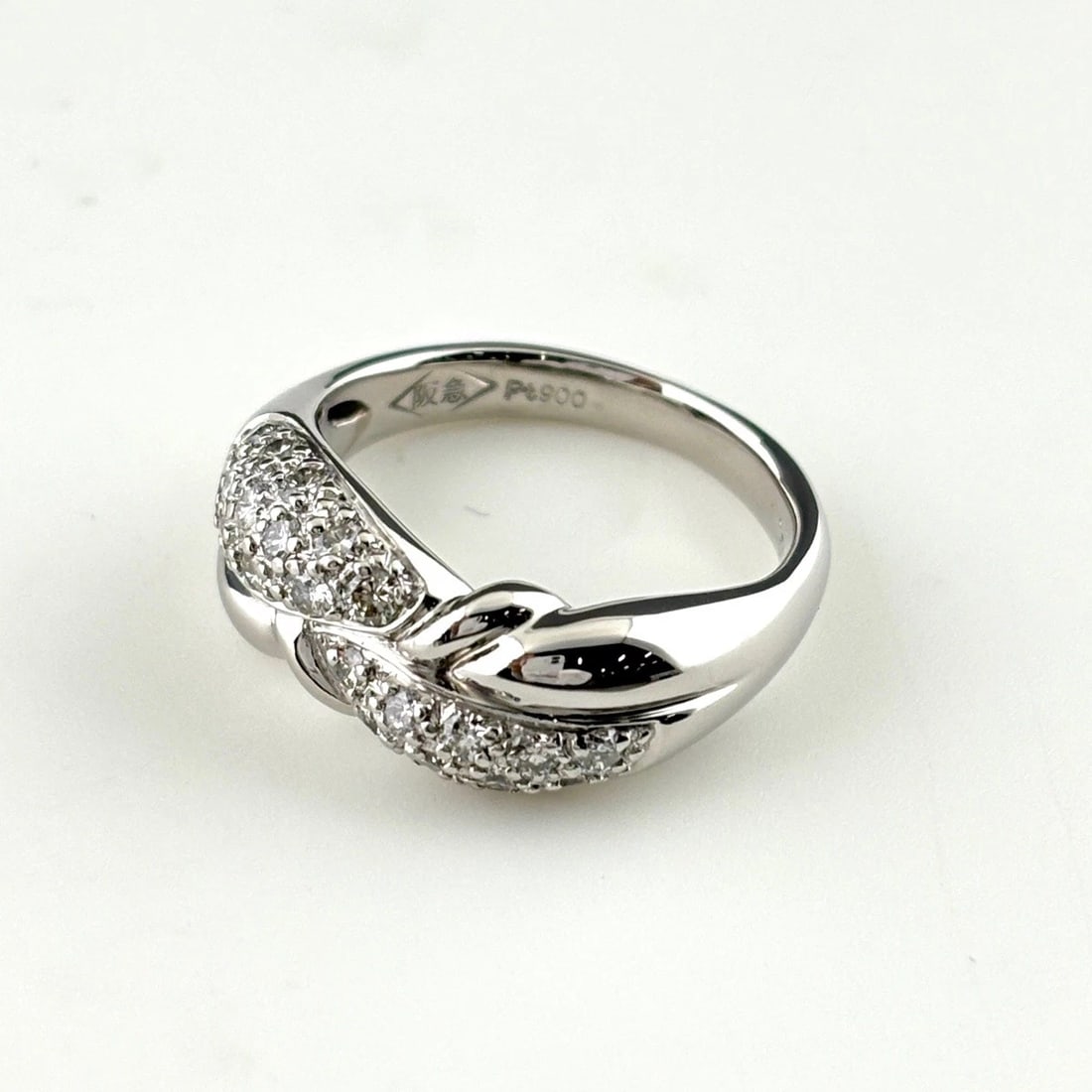 MELEE DIAMOND DESIGN RING: melee diamond design ring Brand: Unbranded Type/Style: Ring Material: Pt900, Main Stone Natural Color: Silver Size: US 6 Accessories: None Accessories Notice: When purchasing pre-owned goo