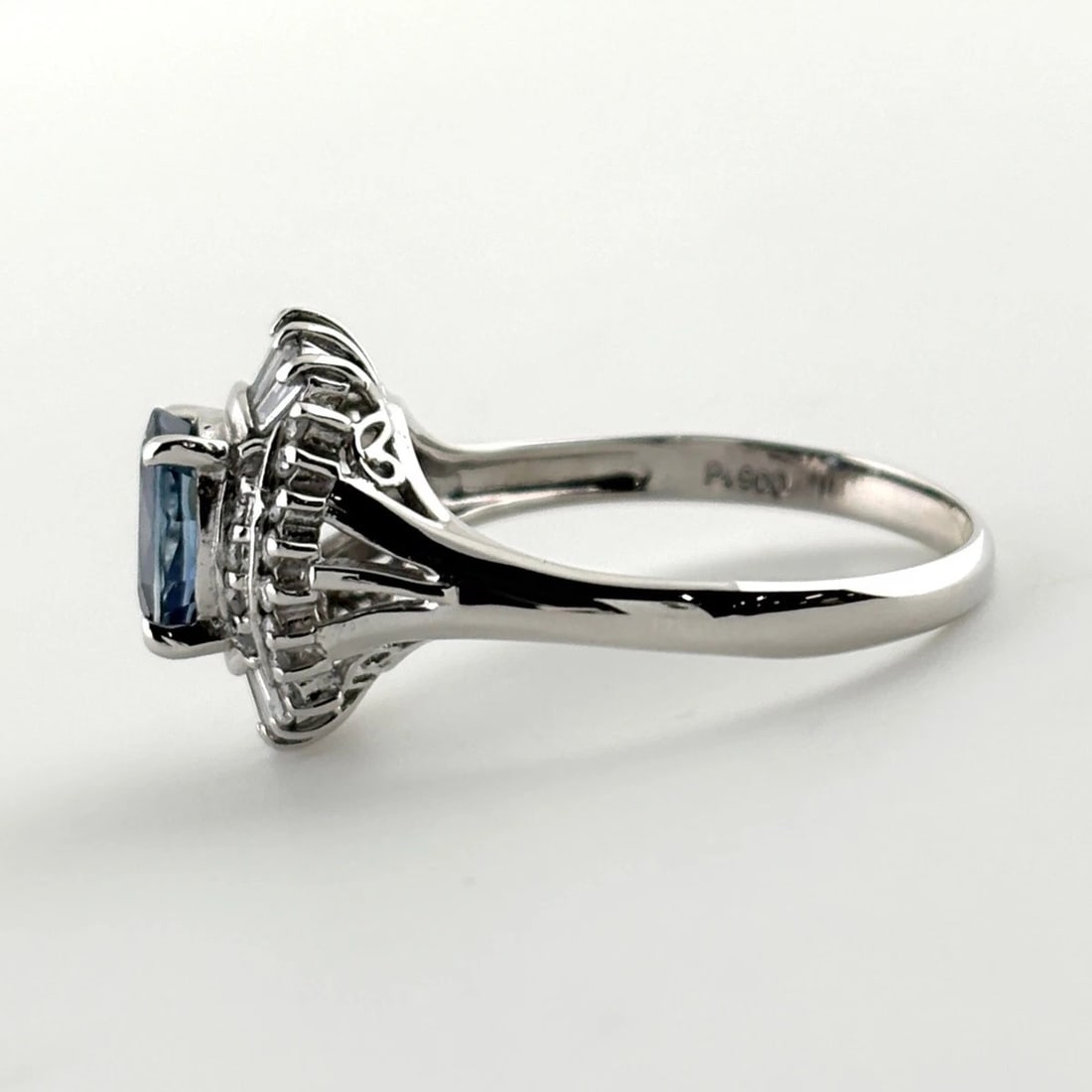 SAPPHIRE DESIGN PLATINUM RING: sapphire design Platinum ring Brand: Unbranded Type/Style: Ring Material: Pt900, Main Stone sapphire Color: Size: US 7 to 7.5 Accessories: None Accessories Notice: When purchasing pre-owne