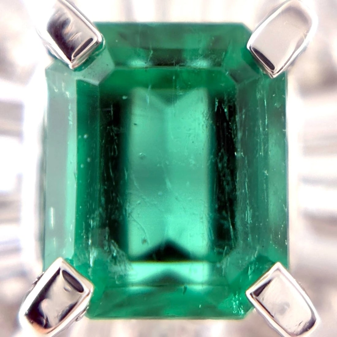 EMERALD DESIGN PLATINUM RING - 2