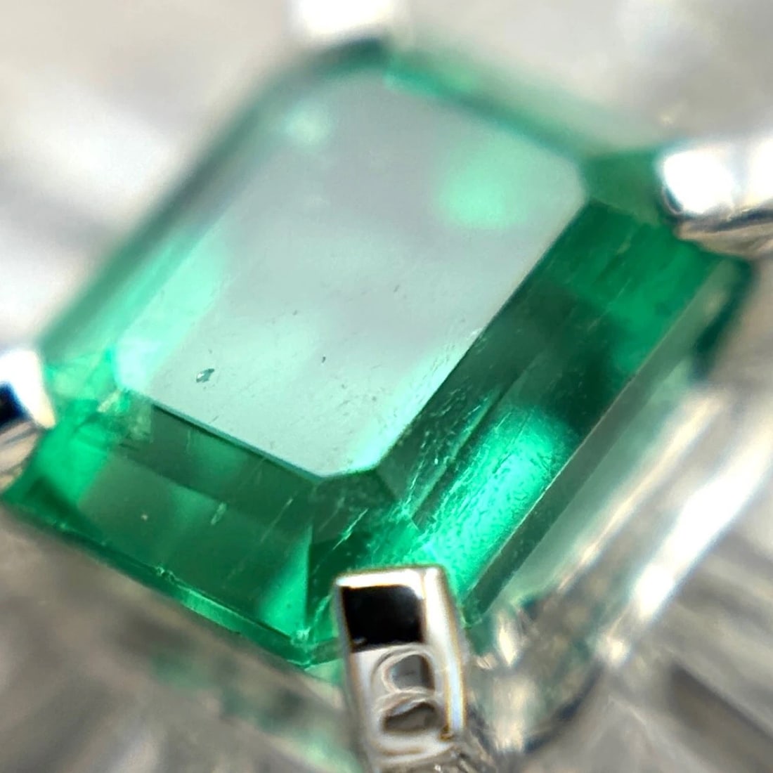 EMERALD DESIGN PLATINUM RING - 4