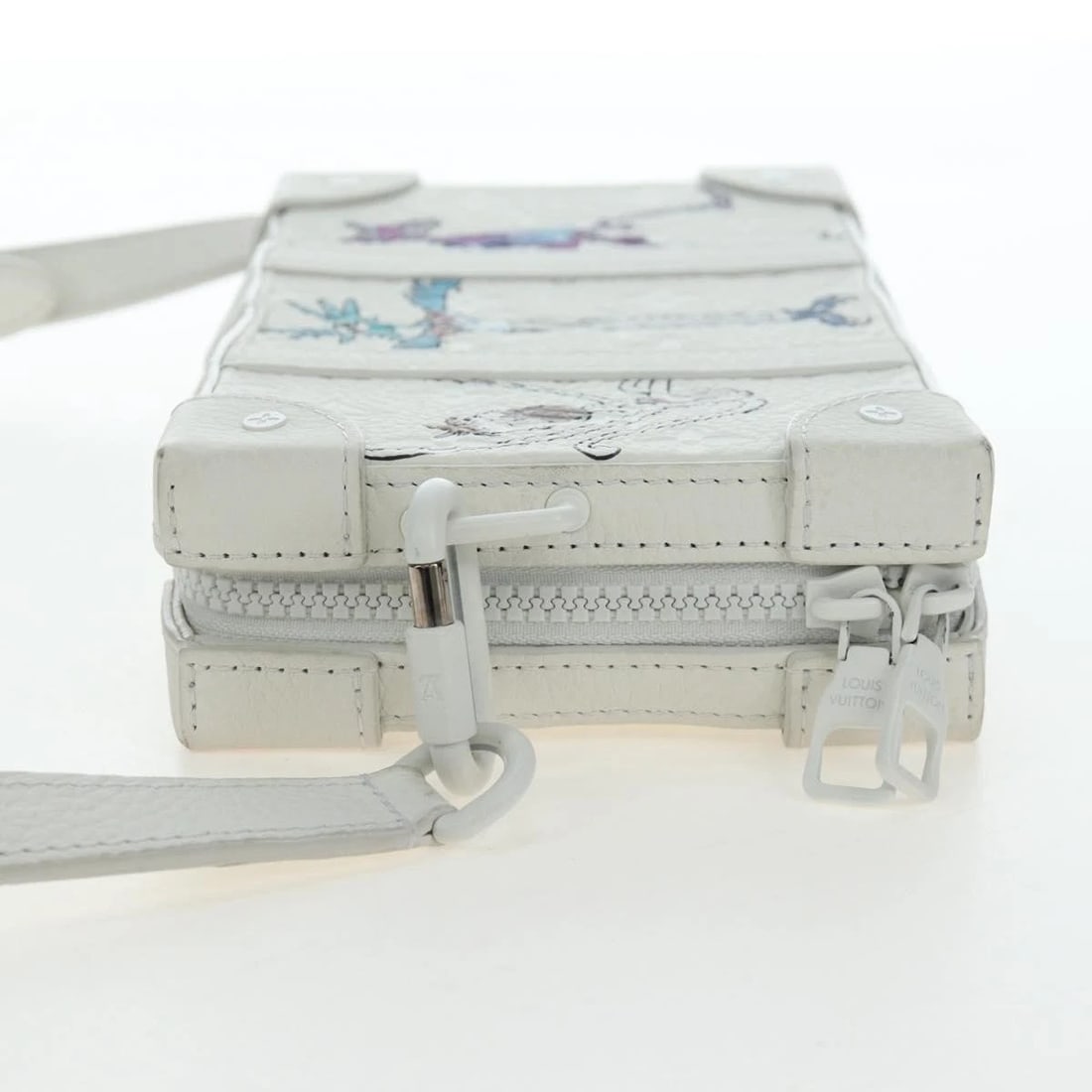 LOUIS VUITTON TAURILLON CLEMENCE SOFT TRUNK: LOUIS VUITTON Taurillon Clemence Soft Trunk Brand: LOUIS VUITTON Type/Style: Shoulder Bag Material: Monogram Canvas Color: White Size: W8.7 x H5.1 x D2.0inch Accessories: None Accessories