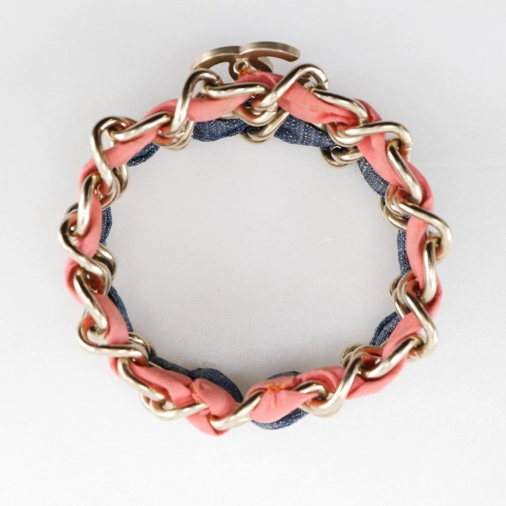 CHANEL COCO MARK BRACELE: CHANEL COCO Mark Bracele Brand: CHANEL Type/Style: Bracelet Material: metallic / denim, Color: Silver Size: Size(CM) Wrist circumference?17.0cm Bracelet width?2cm Accessories: None Accessories