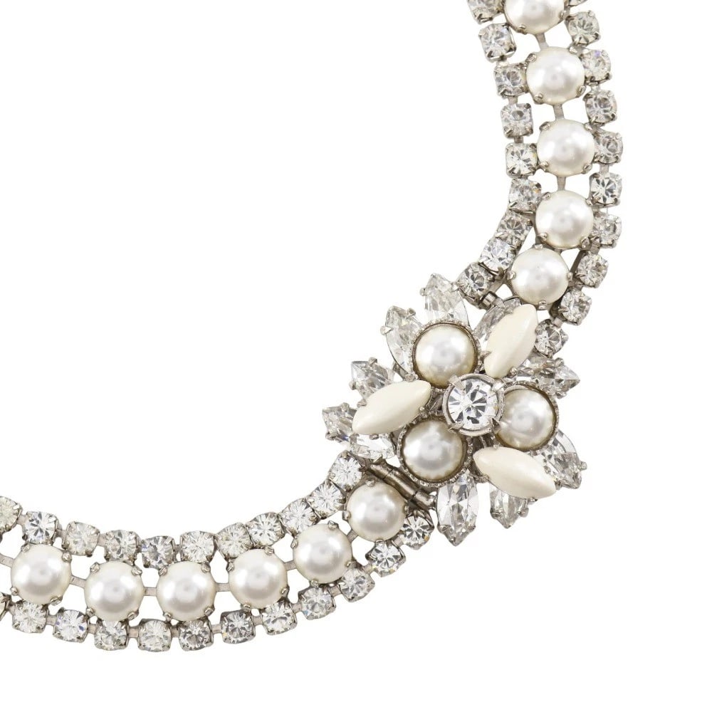 MIUMIU NECKLACE SILVER: MIUMIU Necklace Silver Brand: MIUMIU Type/Style: Necklace Material: Silver metallic, Color: Silver Size: Size(CM) Neck around?46.0cm Accessories: None Accessories Notice: When purchasing pre-owned