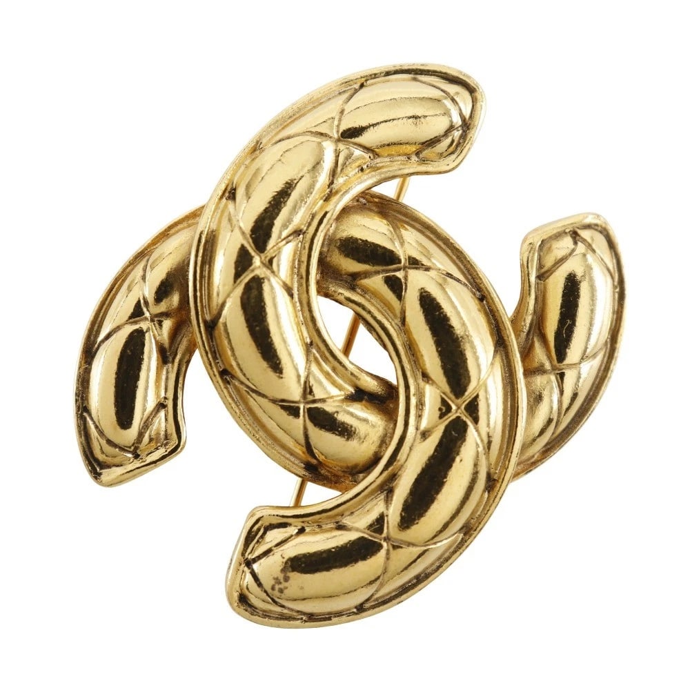 CHANEL COCO MARK BROOCH MATELASSE PLATED GOLD: CHANEL COCO Mark Brooch Matelasse Plated Gold Brand: CHANEL Type/Style: Brooch Material: Plated Gold, Color: Gold Size: Size(CM) 36mm x 45mm Accessories: None Accessories Notice: When purchasing