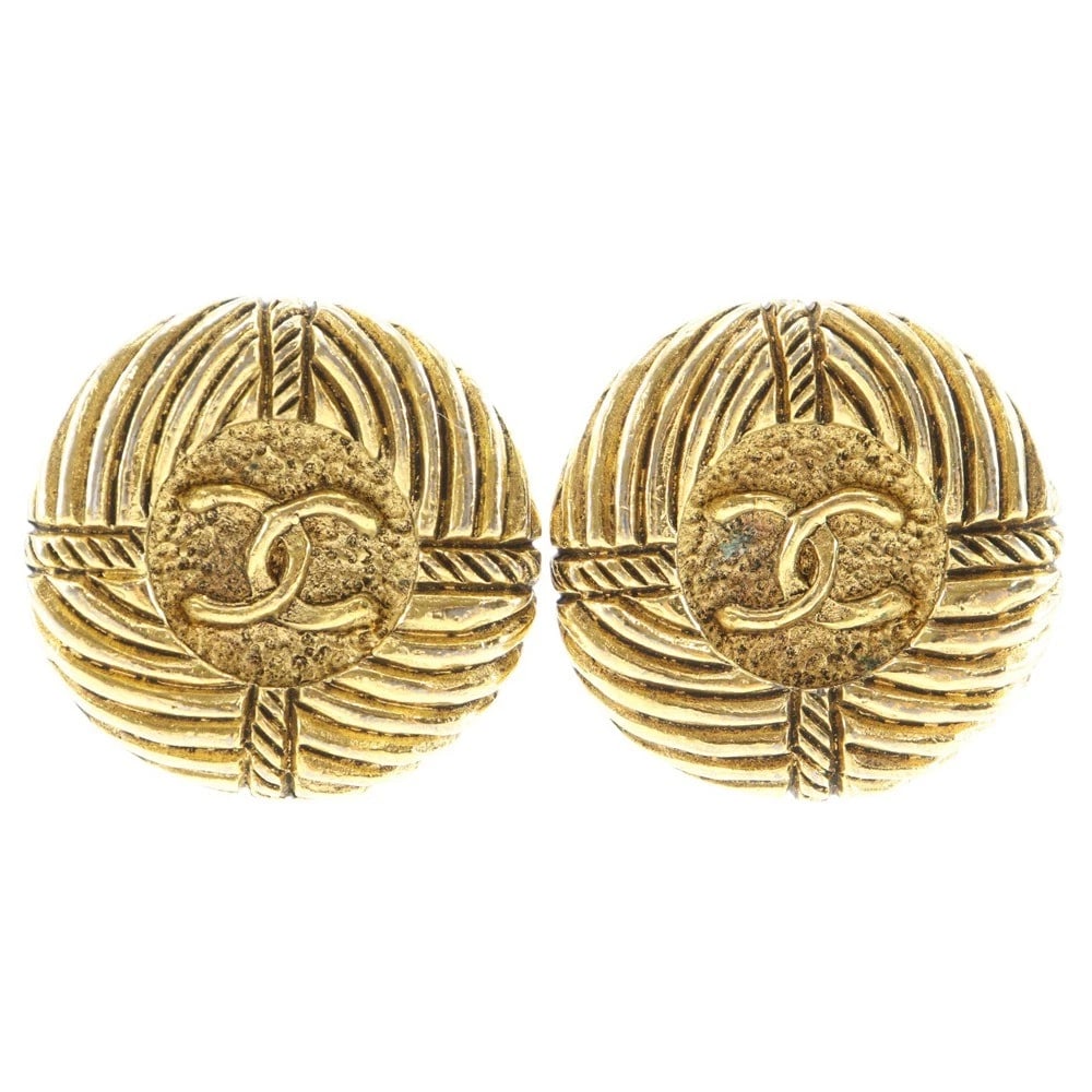 CHANEL COCO MARK EARRING: CHANEL COCO Mark Earring Brand: CHANEL Type/Style: Earring Material: Plated Gold, Color: Gold Size: Size(CM) 27mm x 28mm Accessories: None Accessories Notice: When purchasing pre-owned goods, please