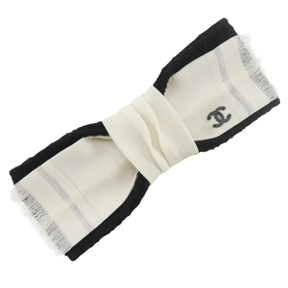 CHANEL RIBBON BROOCH COCO MARK BLACK / WHITE: CHANEL ribbon Brooch COCO Mark Black / white Brand: CHANEL Type/Style: Brooch Material: tweed, Color: White Size: Size(CM) 55mm x 150mm Accessories: None Accessories Notice: When purchasing pre-owned