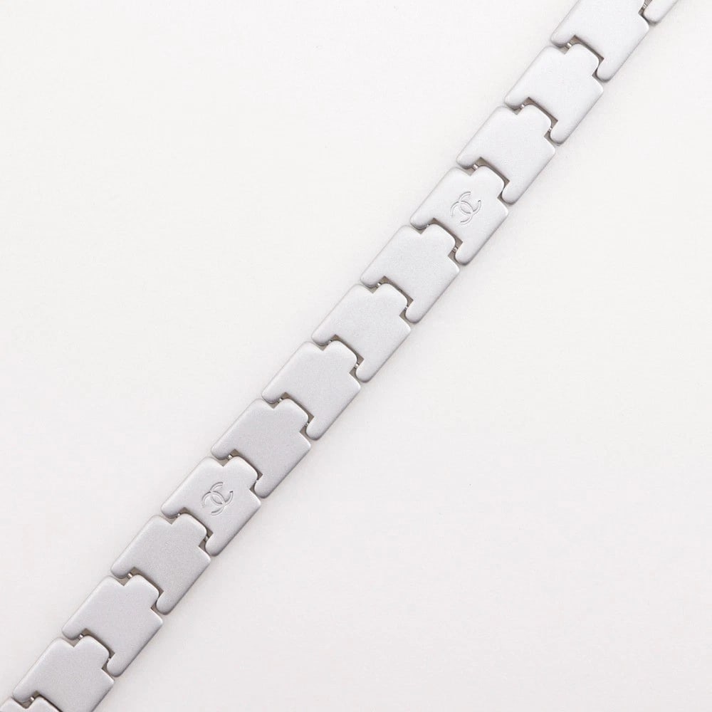 CHANEL COCO MARK BRACELET: CHANEL COCO Mark Bracelet Brand: CHANEL Type/Style: Bracelet Material: metallic, Color: Silver Size: Size(CM) All length?19.5cm Wrist circumference?18.5cm Bracelet width?1.2cm Accessories: None