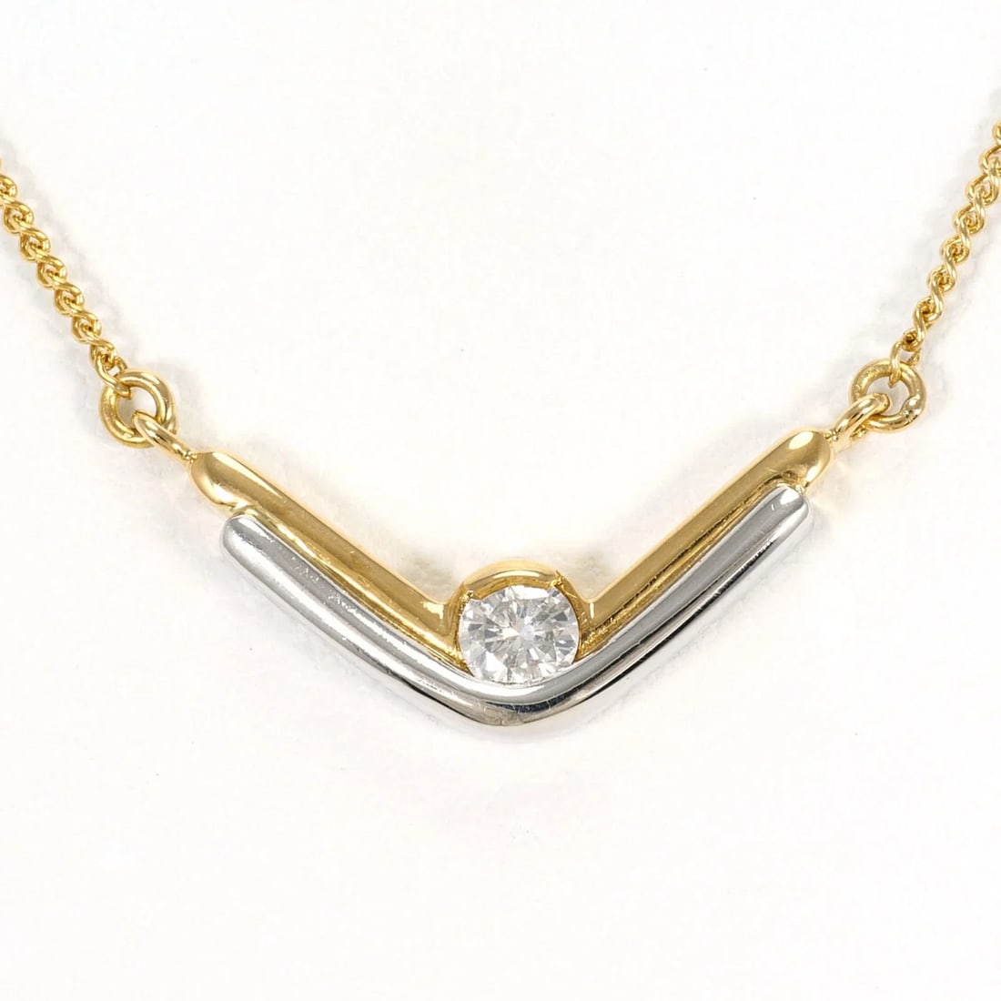 PT900 PLATINUM 18K YELLOW GOLD NECKLACE WITH DIAMOND: PT900 Platinum 18K Yellow Gold Necklace with Diamond Brand: Unbranded Type/Style: Necklace Material: Platinum 900, Yellow gold (18K), Main Stone Natural Color: Platinum, Yellow gold Size: Length: