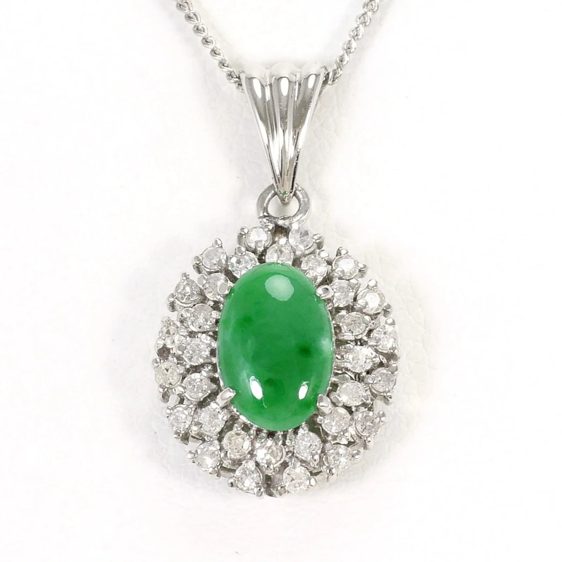 PT900 PLATINUM / PT850 NECKLACE WITH JADEITE AND DIAMOND: PT900 Platinum / PT850 Necklace with Jadeite and Diamond Brand: Unbranded Type/Style: Necklace Material: Platinum 850, Platinum 900, Main Stone Natural, Jade Color: Platinum Size: Length: 40cm