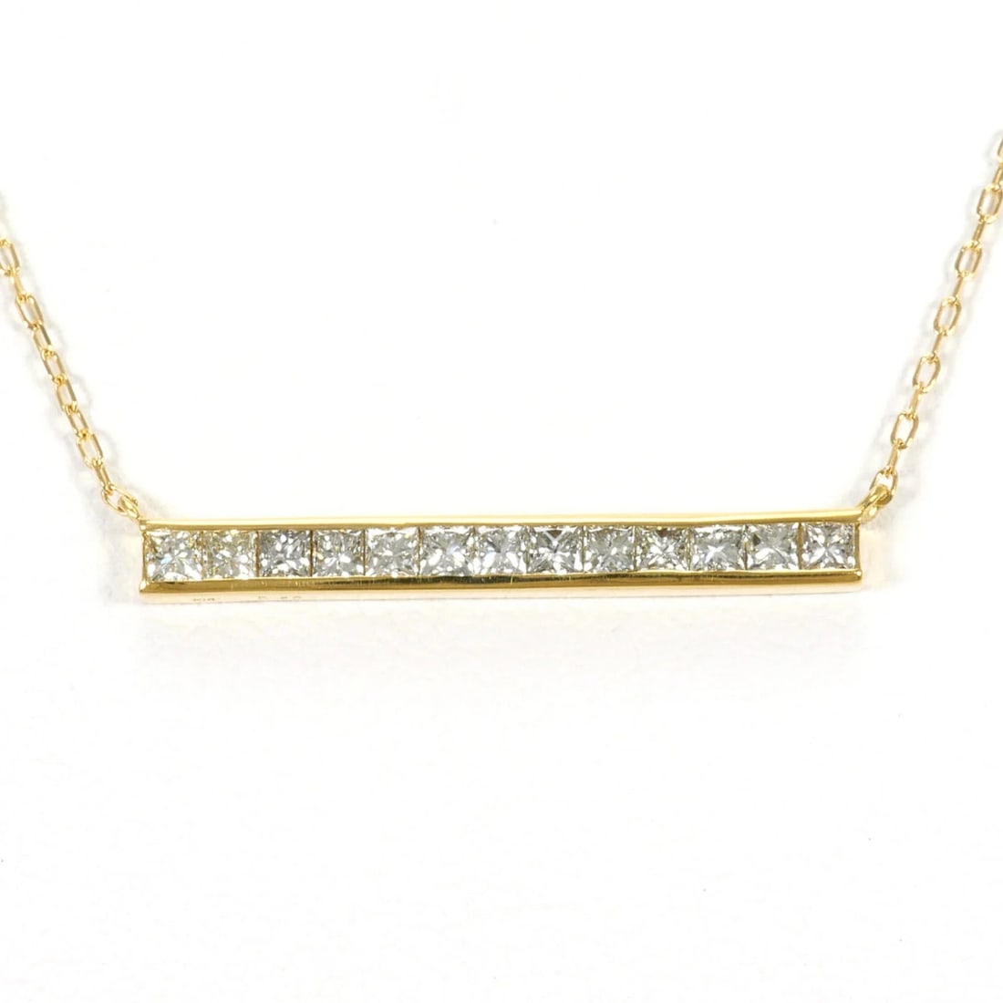 18K (18-KARAT) YELLOW GOLD NECKLACE WITH DIAMOND: 18K (18-karat) Yellow Gold Necklace with Diamond Brand: Unbranded Type/Style: Necklace Material: Yellow gold (18K), Main Stone Natural Color: Yellow gold Size: Length: 47cm Accessories: None <