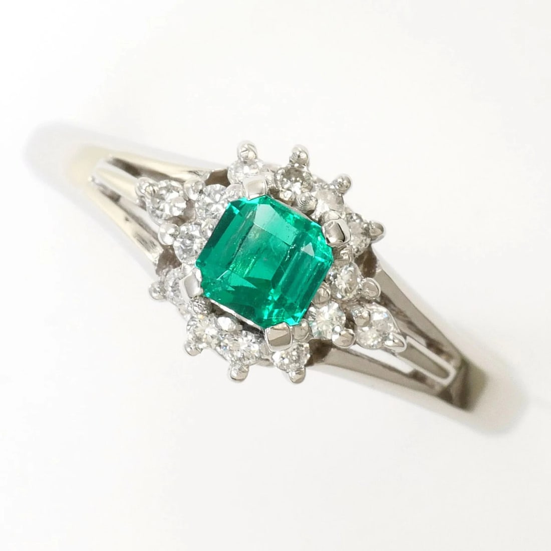 PT900 PLATINUM RING, EMERALD , DIAMOND: PT900 Platinum Ring, Emerald , Diamond Brand: Unbranded Type/Style: Band ring Material: Platinum 900, Main Stone Natural, Emerald Color: Platinum Size: US 6 Accessories: None Accessories N