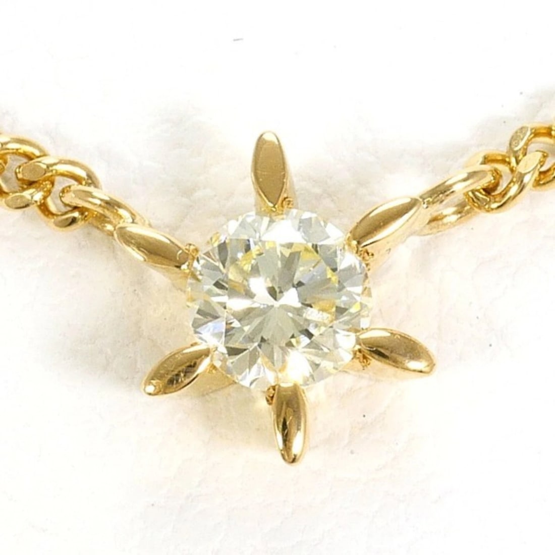 18K (18-KARAT) YELLOW GOLD NECKLACE WITH DIAMOND: 18K (18-karat) Yellow Gold Necklace with Diamond Brand: Unbranded Type/Style: Necklace Material: Yellow gold (18K), Main Stone Natural Color: Yellow gold Size: Length: 40cm Accessories: None <