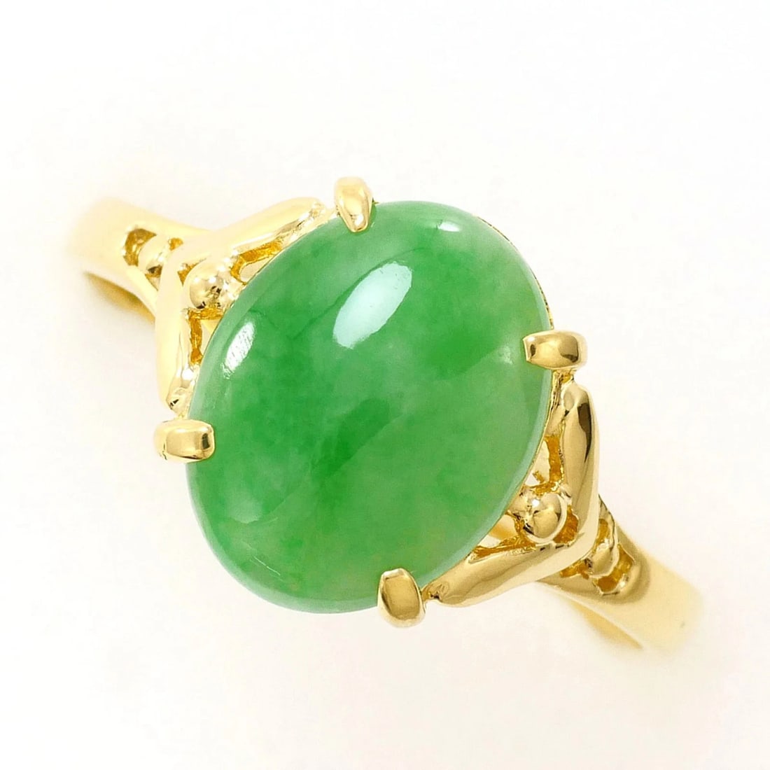 18K (18-KARAT) YELLOW GOLD RING WITH JADEITE: 18K (18-karat) Yellow Gold Ring with Jadeite Brand: Unbranded Type/Style: Band ring Material: Yellow gold (18K), Main Stone Jade Color: Yellow gold Size: US 6.5 Accessories: None Accessori