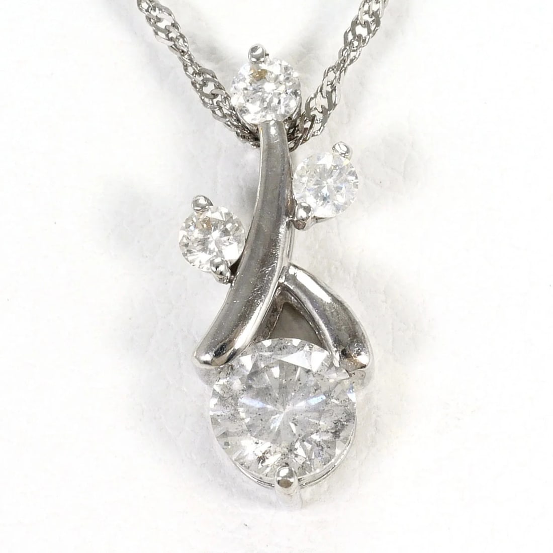18K (18-KARAT WHITE GOLD) NECKLACE WITH DIAMOND: 18K (18-karat white gold) necklace with diamond Brand: Unbranded Type/Style: Necklace Material: White gold (18K), Main Stone Natural Color: White gold Size: Length: 42cm Accessories: None