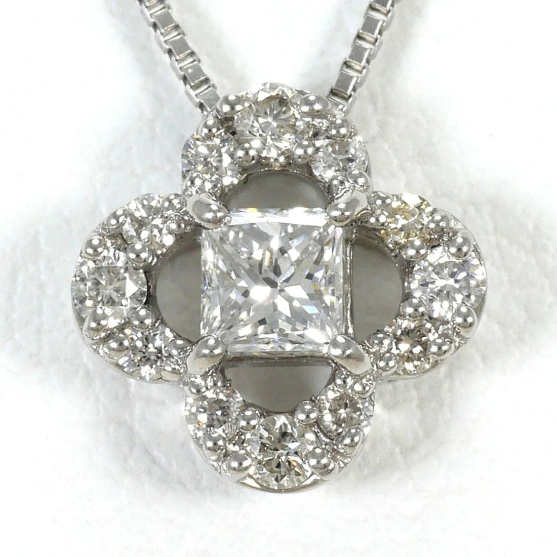 PT950 PLATINUM / PT850 NECKLACE WITH DIAMONDS: PT950 Platinum / PT850 Necklace with Diamonds Brand: Unbranded Type/Style: Necklace Material: Platinum 850, Platinum 950, Main Stone Natural Color: Platinum Size: Length: 46cm Accessories: None