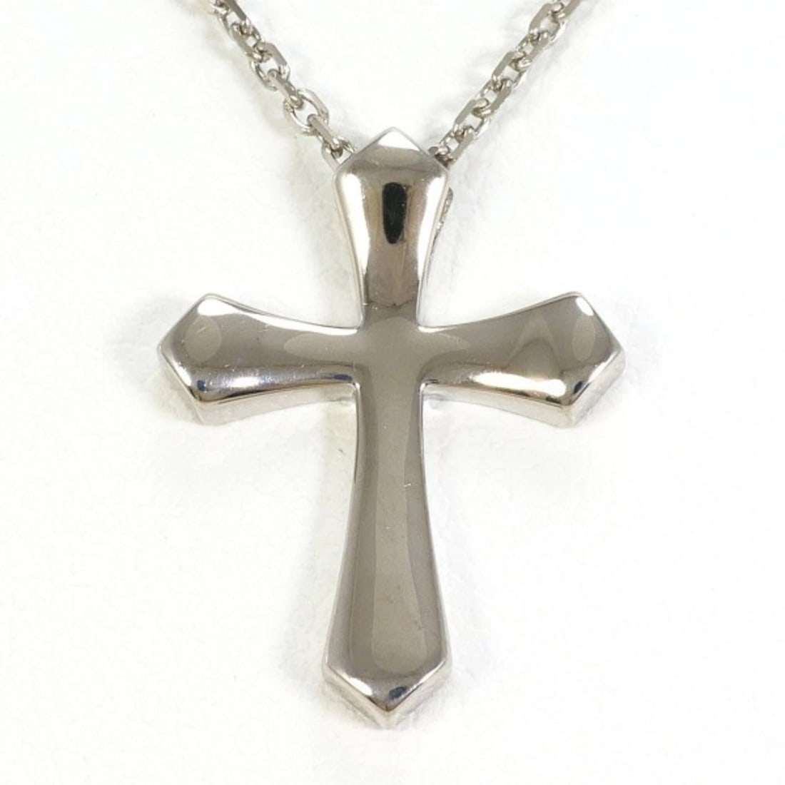 18K (18-KARAT WHITE GOLD) NECKLACE: 18K (18-karat white gold) necklace Brand: Unbranded Type/Style: Necklace Material: White gold (18K), Color: White gold Size: Length; 45cm Accessories: None Accessories Notice: When purchas