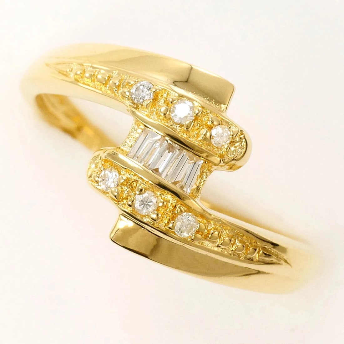 18K (18-KARAT) YELLOW GOLD RING WITH DIAMOND: 18K (18-karat) Yellow Gold Ring with Diamond Brand: Unbranded Type/Style: Band ring Material: Yellow gold (18K), Main Stone Natural Color: Yellow gold Size: US 6.5 Accessories: None Access