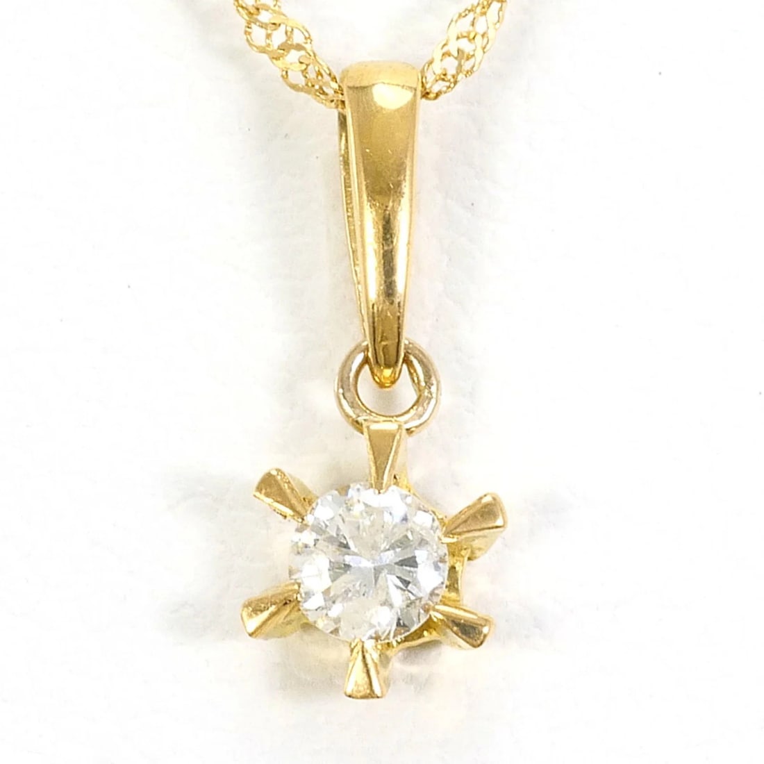 18K (18-KARAT) YELLOW GOLD NECKLACE WITH DIAMOND: 18K (18-karat) Yellow Gold Necklace with Diamond Brand: Unbranded Type/Style: Necklace Material: Yellow gold (18K), Main Stone Natural Color: Yellow gold Size: Length: 42cm Accessories: None <