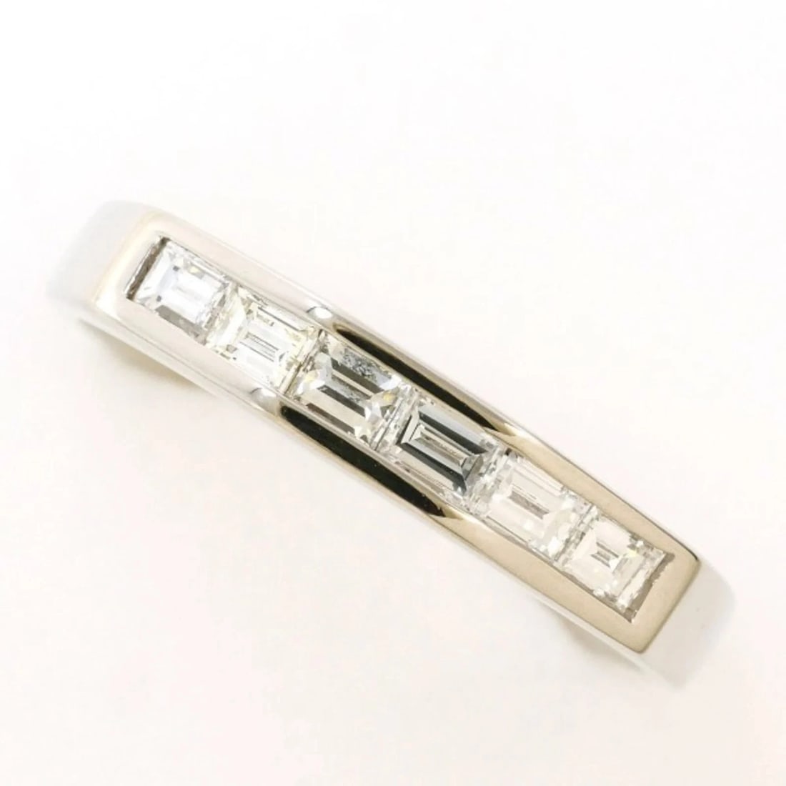 PT900 PLATINUM RING, DIAMOND: PT900 Platinum Ring, Diamond Brand: Unbranded Type/Style: Band ring Material: Platinum 900, Main Stone Natural Color: Platinum Size: US 6.5 Accessories: None Accessories Notice: When purch