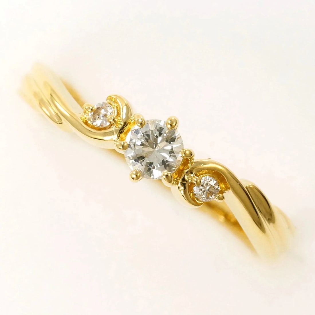 18K (18-KARAT) YELLOW GOLD RING WITH DIAMOND: 18K (18-karat) Yellow Gold Ring with Diamond Brand: Unbranded Type/Style: Band ring Material: Yellow gold (18K), Main Stone Natural Color: Yellow gold Size: US 4.5 Accessories: None Access