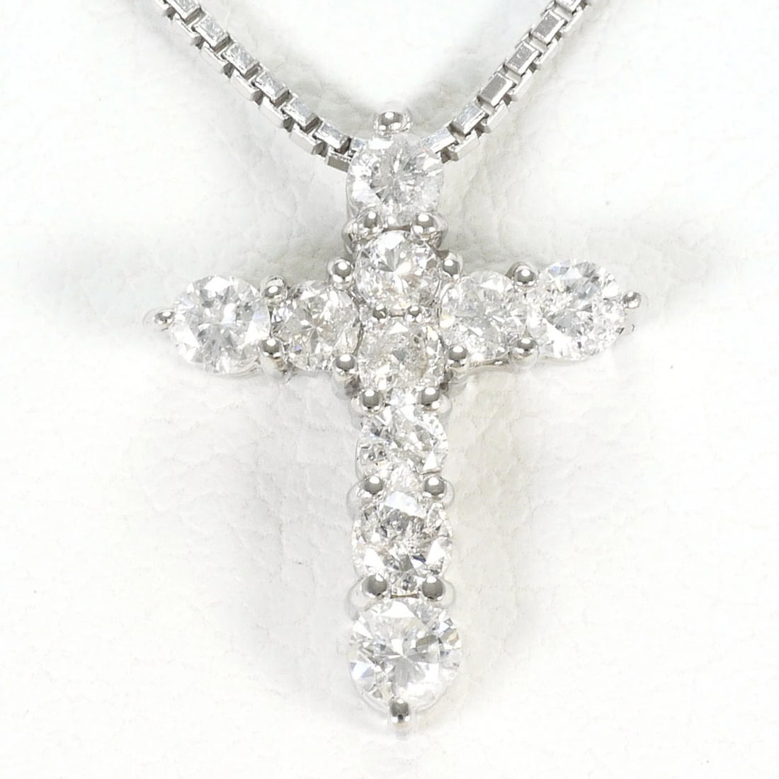 PT900 PLATINUM 18K WHITE GOLD NECKLACE WITH DIAMOND: PT900 Platinum 18K White Gold Necklace with Diamond Brand: Unbranded Type/Style: Necklace Material: Platinum 900, White gold (18K), Main Stone Natural Color: Platinum, White gold Size: Length; 40cm
