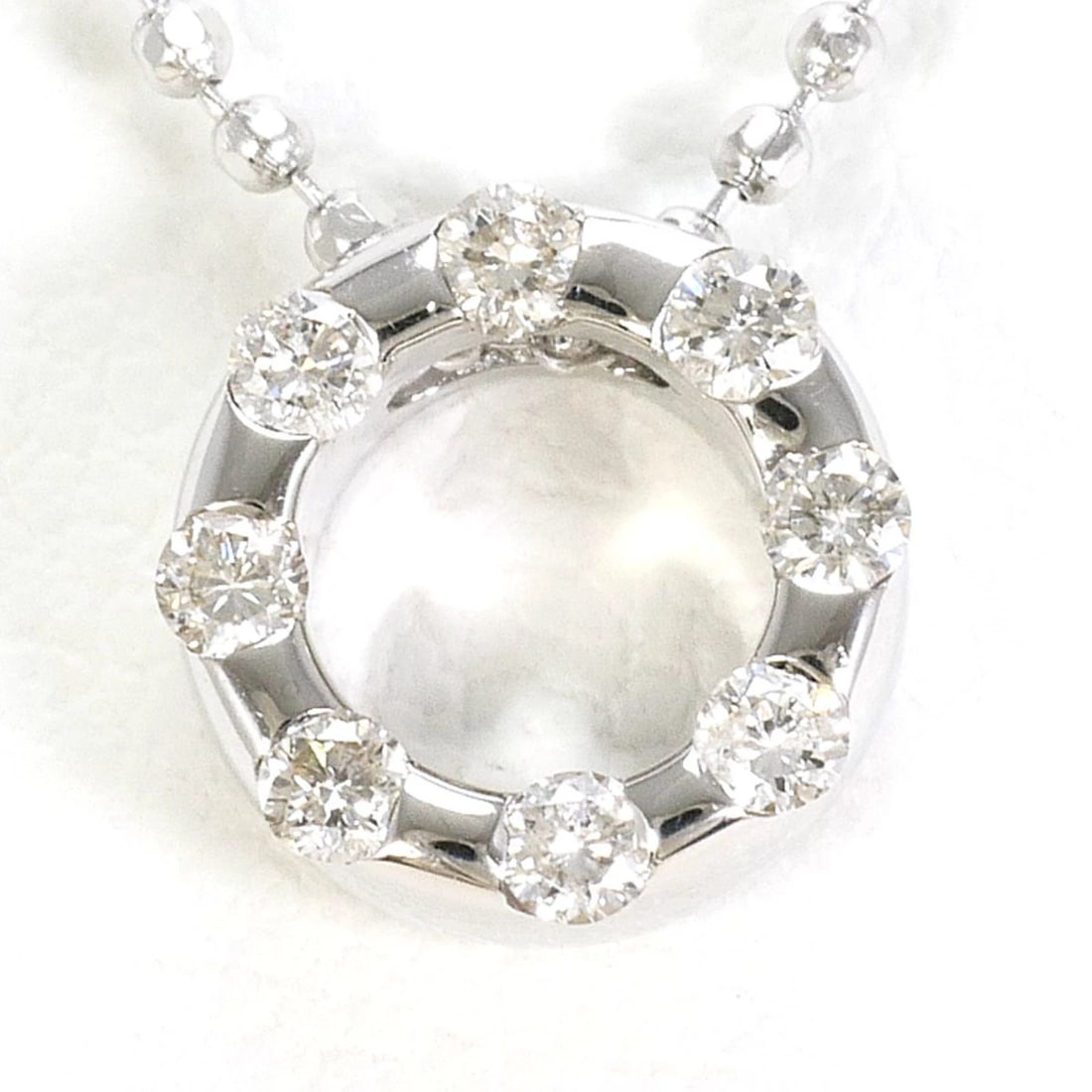 18K (18-KARAT WHITE GOLD) NECKLACE WITH A DIAMOND: 18K (18-karat white gold) necklace with a diamond Brand: Unbranded Type/Style: Necklace Material: White gold (18K), Main Stone Natural Color: White gold Size: Length: 40cm Accessories: None
