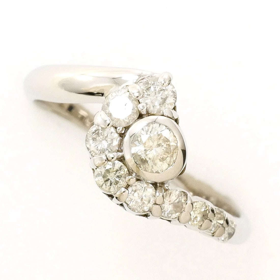 PT900 PLATINUM RING WITH DIAMOND: PT900 Platinum Ring with Diamond Brand: Unbranded Type/Style: Band ring Material: Platinum 900, Main Stone Natural Color: Platinum Size: US 5.5 Accessories: None Accessories Notice: When p