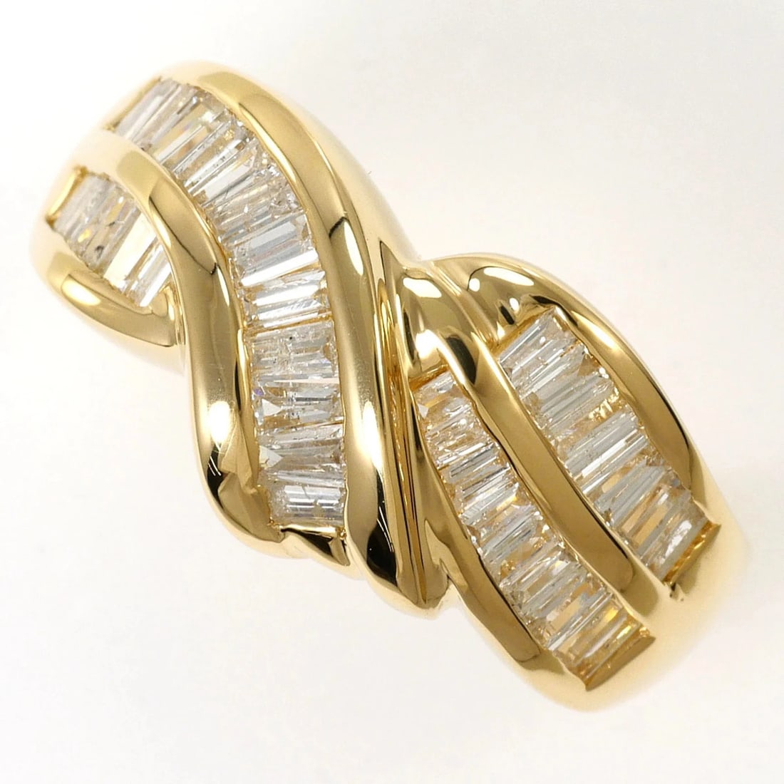 18K (18-KARAT) YELLOW GOLD RING WITH DIAMOND: 18K (18-karat) Yellow Gold Ring with Diamond Brand: Unbranded Type/Style: Band ring Material: Yellow gold (18K), Main Stone Natural Color: Yellow gold Size: US 5.5 Accessories: None Access