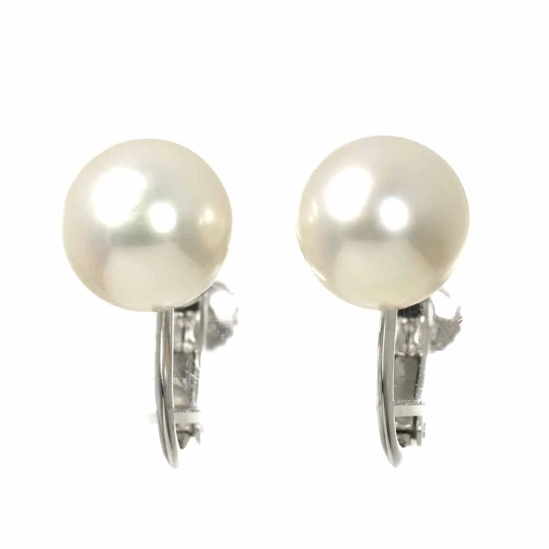 TASAKI AKOYA PEARL EARRINGS CLIP ON 18K WG WHITE GOLD 750: TASAKI Akoya Pearl Earrings Clip on 18K WG White Gold 750 Brand: TASAKI Type/Style: Earrings Material: 750 White Gold, Main Stone Pearl Color: White Gold Size: W 8.6 x H15.3mm Accessories: None