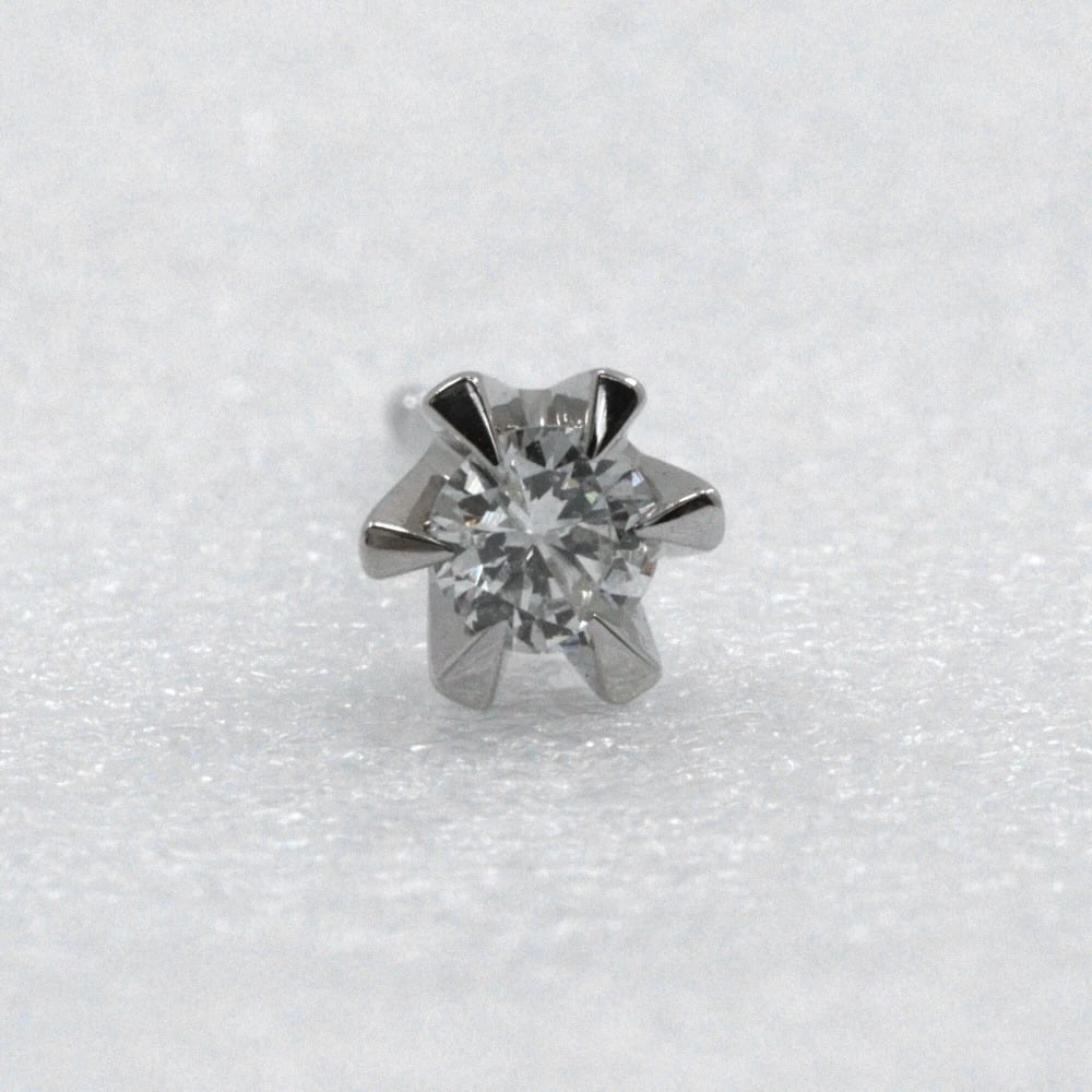 DIAMOND PIERCING PT900PLATINUM/DIAMOND: diamond Piercing Pt900Platinum/diamond Brand: no brand Type/Style: Piercing Material: Pt900Platinum, Color: Silver Size: Size(CM) 5mm x 4mm Post width?0.7mm Accessories: None Accessories Notice: When