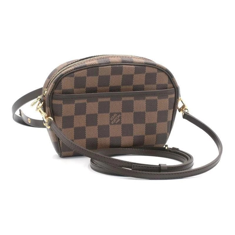 LOUIS VUITTON BAG: POCHETTE IPANEMA SHOULDER: LOUIS VUITTON Bag: Pochette Ipanema Shoulder Brand: LOUIS VUITTON Type/Style: Shoulder Bag Material: Exterior Material Canvas Color: Exterior Color Brown Size: (approx. W7.1 ?H5.1 ? D1.6 inch) Acc