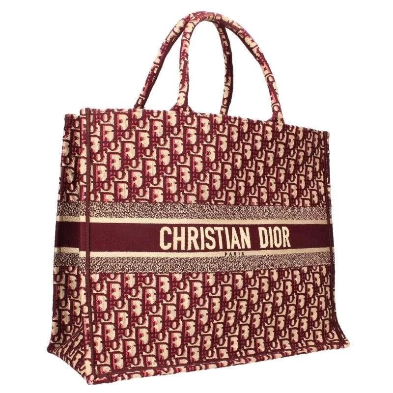 DIOR BAG: BOOK TOTE OBLIQUE JACQUARD BORDEAUX: DIOR Bag: BOOK TOTE Oblique Jacquard Bordeaux Brand: Dior Type/Style: Tote Material: Exterior Material Jacquard Color: Exterior Color Bordeaux Size: (approx. W15.6 ? H12.6 ? D6.5 inch) Accessories: