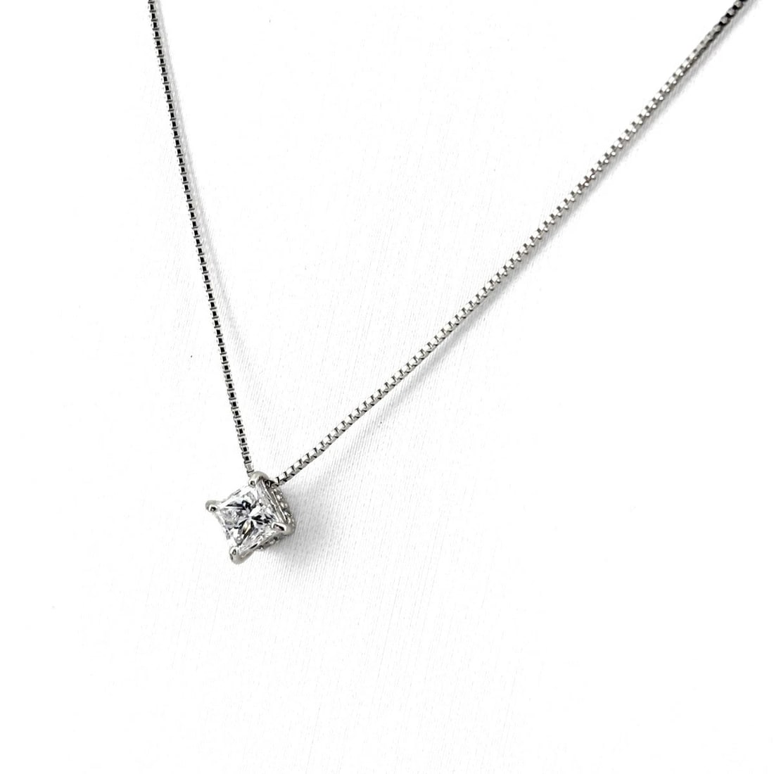 DIAMOND PLATINUM PENDANT MELEE NECKLACE: Diamond Platinum Pendant Melee Necklace Brand: Unbranded Type/Style: Necklace Material: Pt900, Main Stone Natural Color: None Size: 6.1x6.1mm(0.2") Accessories: None Accessories Notice: Wh