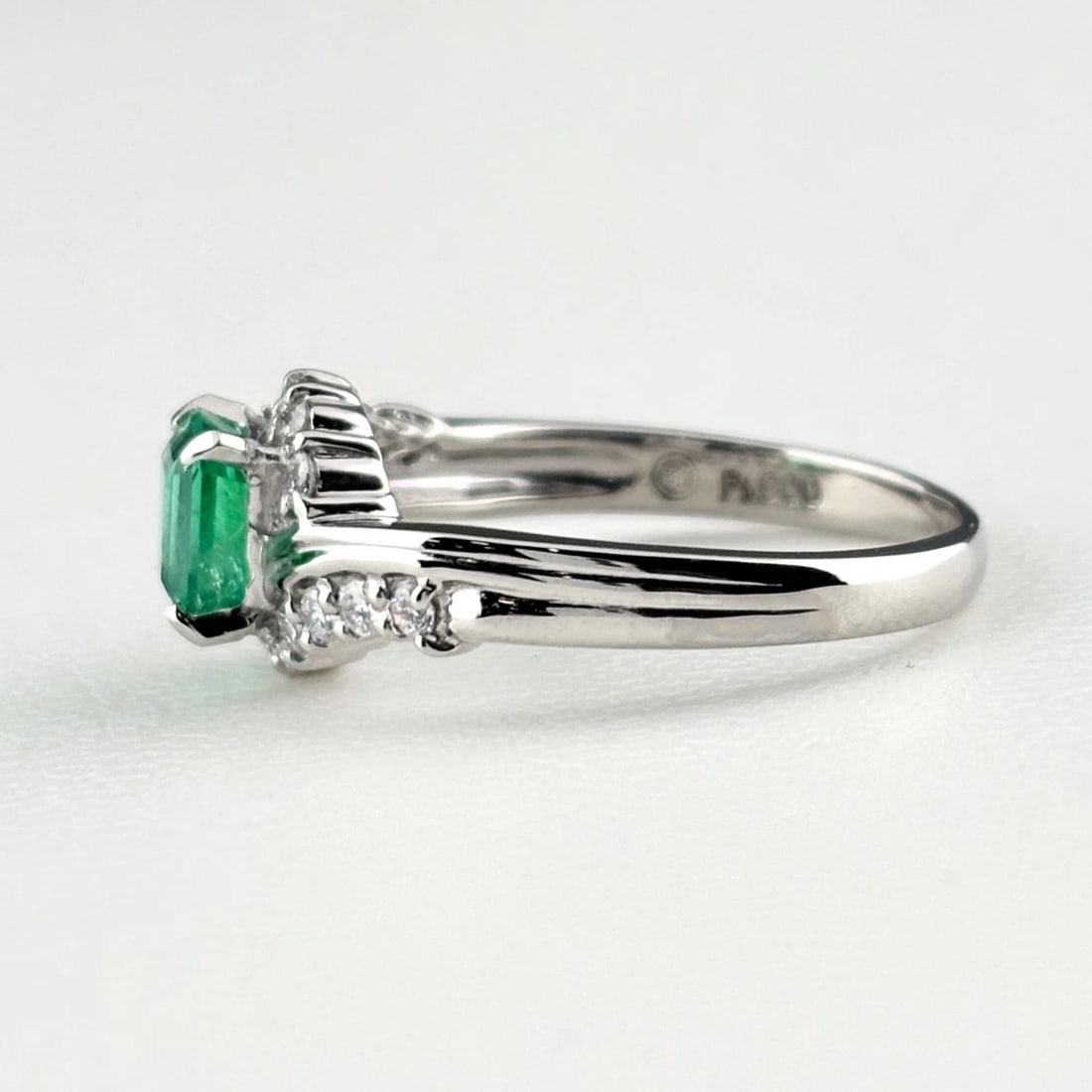 EMERALD DESIGN RING PLATINUM MELEE DIAMOND RING PT900: Emerald Design Ring Platinum Melee Diamond Ring Pt900 Brand: Unbranded Type/Style: Ring Material: Pt900, Main Stone Emerald /Secondary Stone:Natural Color: None Size: US6.5 to 7 Accessories: None