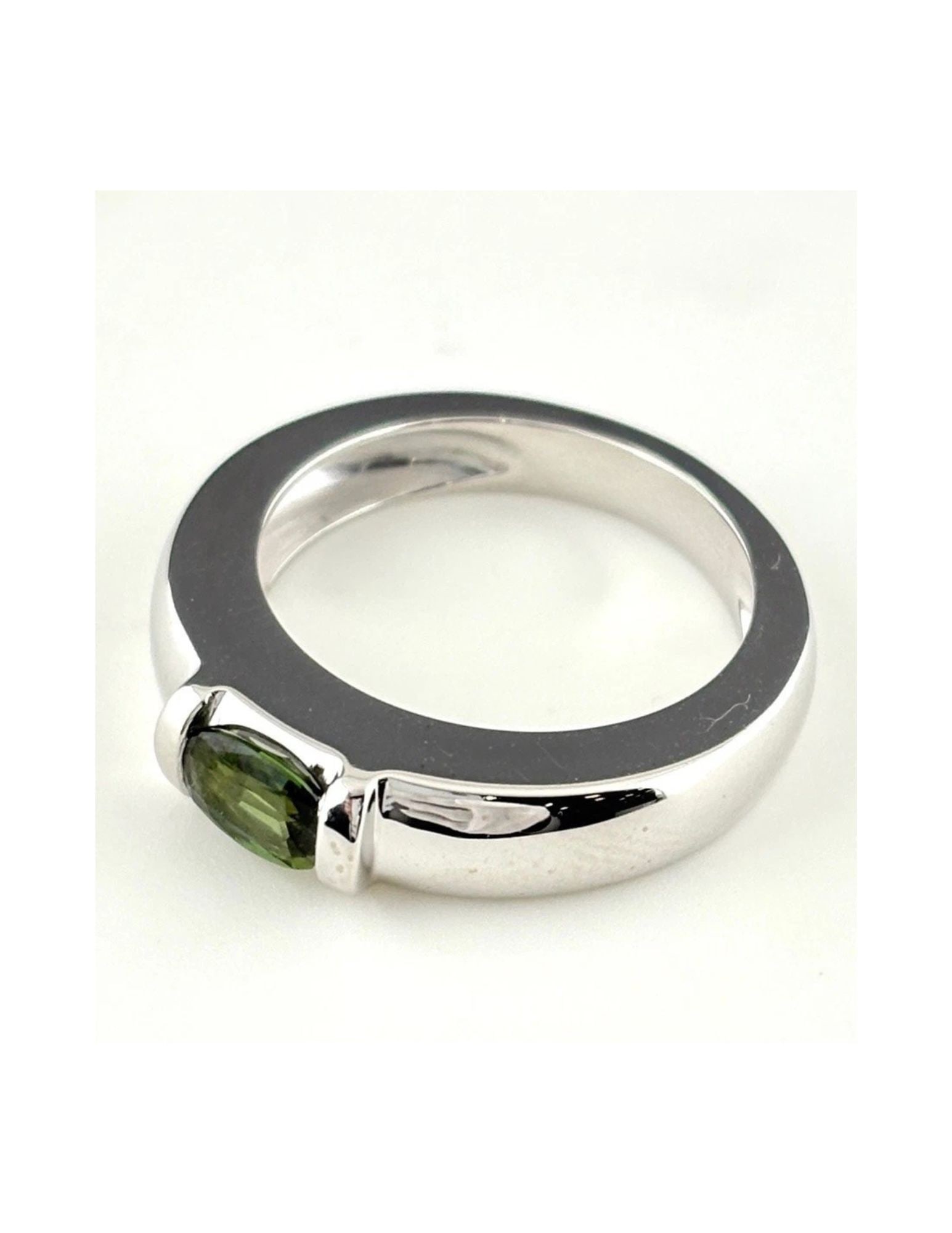 CHAUMET PERIDOT RING 750 PERIDOT: Chaumet Peridot Ring 750 Peridot Brand: Chaumet Type/Style: Ring Material: 750, Main Stone None Color: None Size: US5 Accessories: None Accessories Notice: When purchasing pre-owned goods,