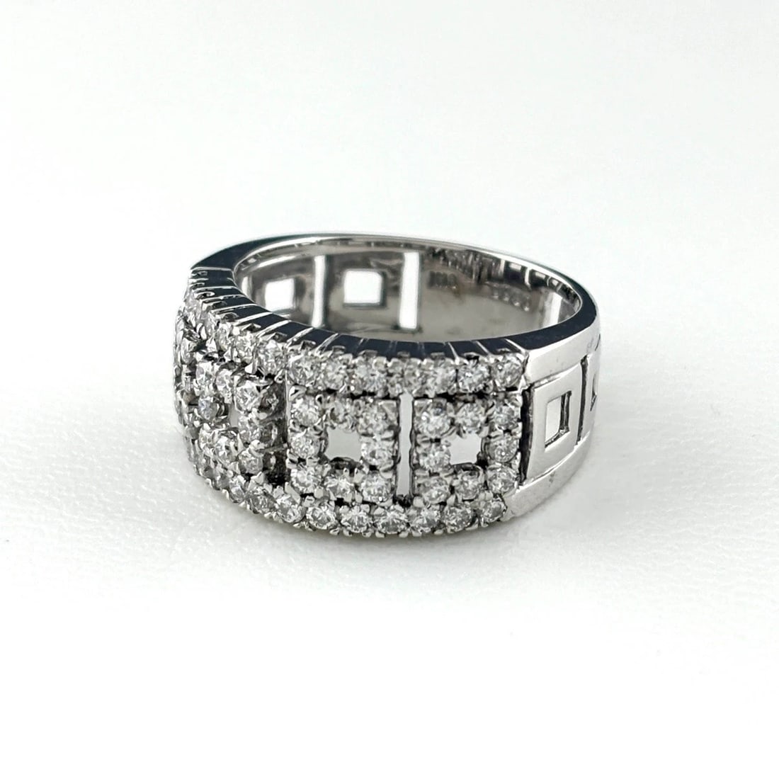 MELEE DIAMOND DESIGN RING 18K DIAMOND: Melee Diamond Design Ring 18K Diamond Brand: Unbranded Type/Style: Ring Material: 18K, Main Stone Natural Color: None Size: US6.5 Accessories: None Accessories Notice: When purchasing pre-