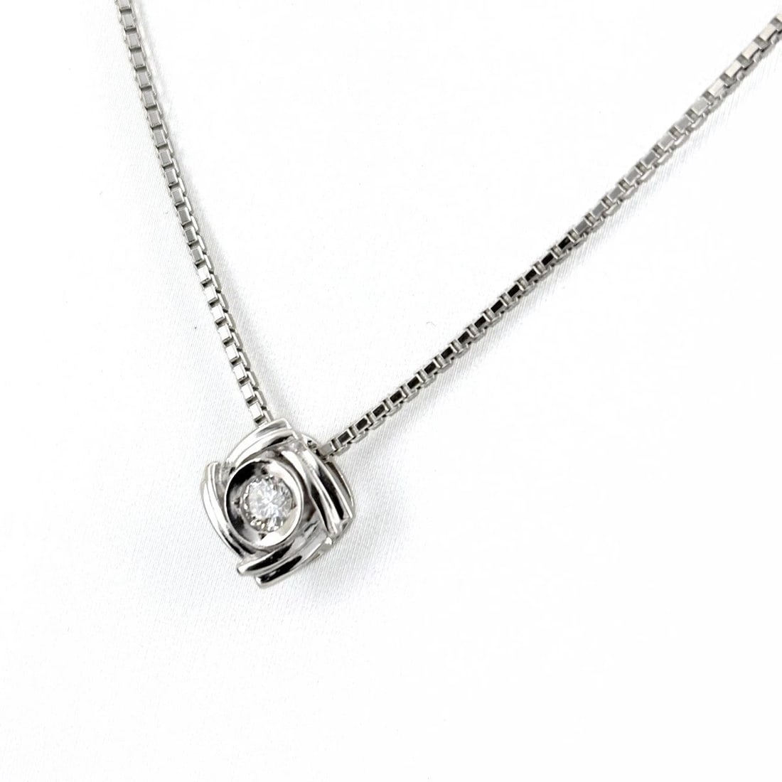 DIAMOND DESIGN NECKLACE PLATINUM PENDANT NECKLACE: Diamond Design Necklace Platinum Pendant Necklace Brand: Unbranded Type/Style: Necklace Material: Pt900, Main Stone Natural Color: None Size: 11.5x11.7mm(0.5") Accessories: None Accessorie